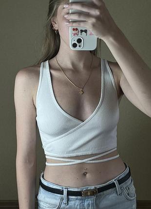 Топ в рубчик с вырезом на завязках