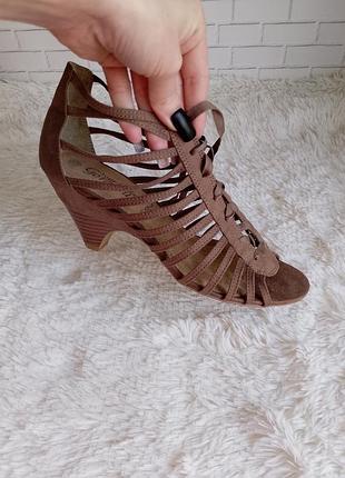 Легкие босоножки на шнуровке