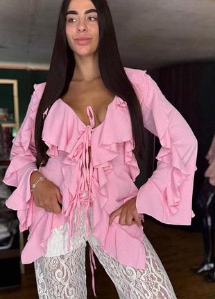Нежно розовая рубашка блузка с длинным рукавом с воланами и рюшами на завязках с глубоким вырезом декольте