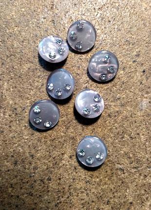 Для детской одежды  нарядные пуговицы перламутровые с камешками 7 штук