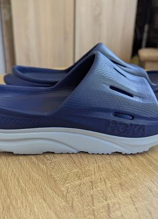 Шльопанці hoka