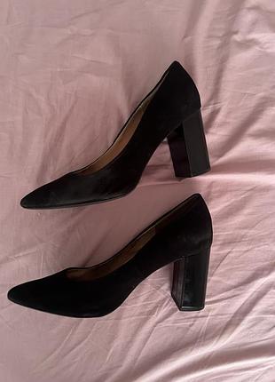 Туфлі на стійкому каблуці
