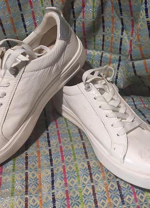 Женские белые кроссовки Tamaris