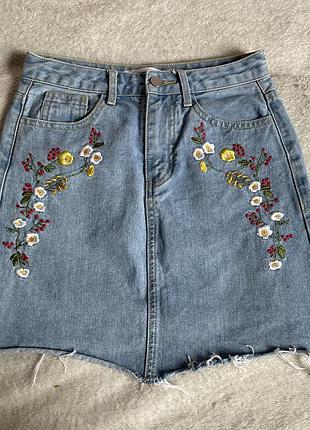 Джинсова спідниця з вишивкою