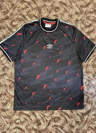 Класнюча чоловіча спортивна футболка umbro