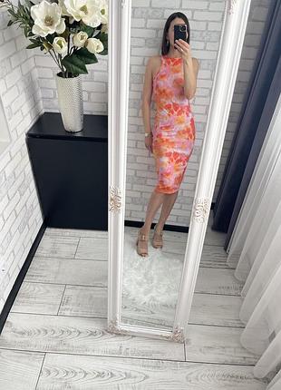 Яскрава літня сукня