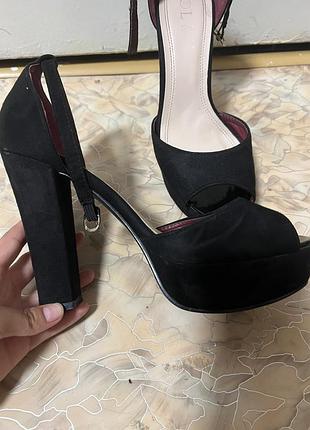 Туфлі на каблуці