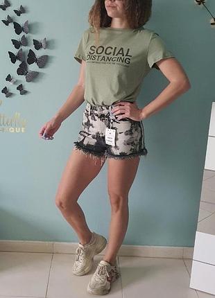 Модная футболка