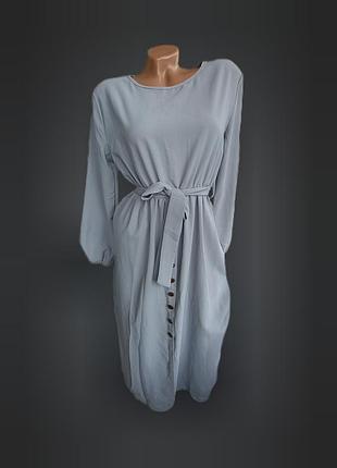 Длинное платье с декоративными пуговицами, ремешком и рукавами на резинке