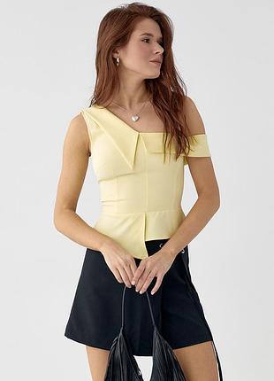 Блузка без рукавів із відкритим плечем