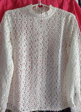 Блуза нарядная женственная и нежная, известного бренда.