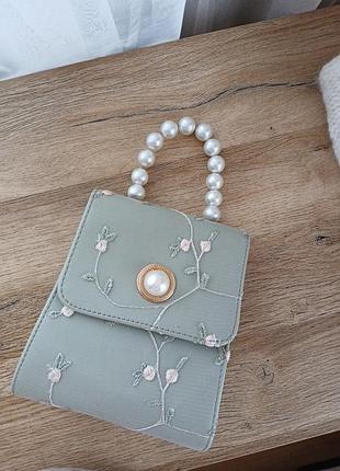 Маленькая сумочка с вышивкой и жемчужинами
