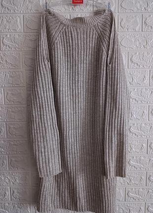 Платье с открытыми плечами