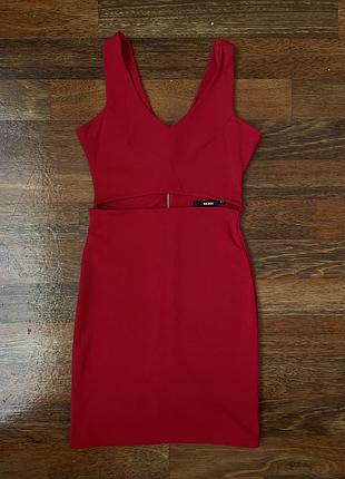 Сукня з вирізом на талії