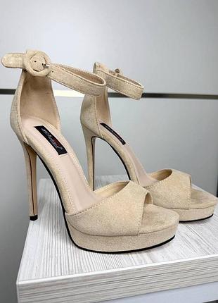 Жіночі бежеві  босоніжки на дуже  високій шпильці замшеві з еко замші