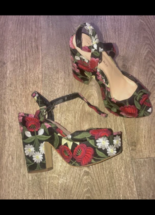 Босоніжки босоножки вышивка  цветочки платформа босоножки dolce