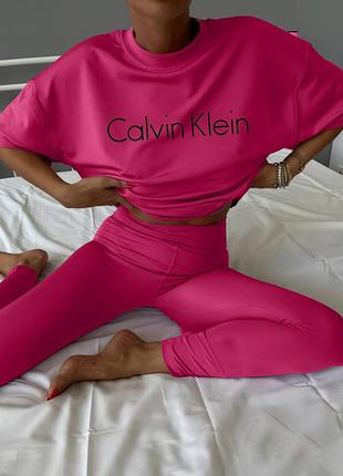 Костюм женский лого надпись футболка оверсайз + лосины бренд спорт стиль базовый тренд малина