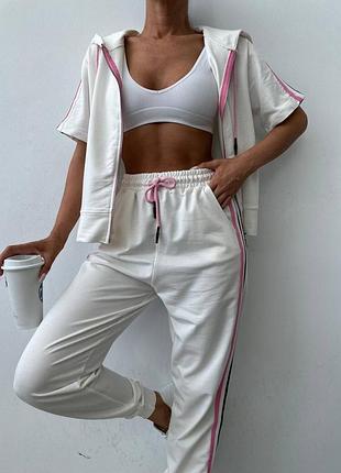 Жіночий костюм з капюшоном на блискавці короткий рукав + штани з лампасами спорт стиль біло рожевий