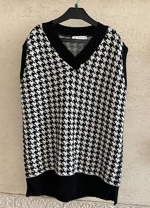 Жіноча вʼязана желетка