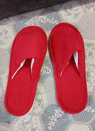 Тапочки красного цвета