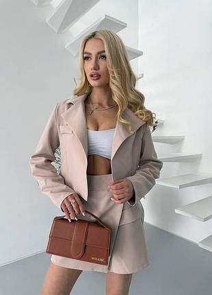 Жіночий одяг, моднячий костюм, піджак та спідниця шорти