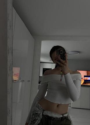 Топ з відкритими плечима