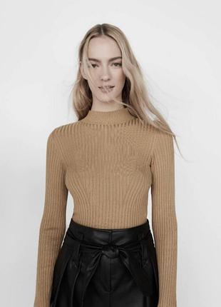 Bershka трикотажна водолазка гольф лонг
у рубчик