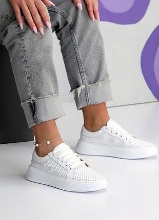 Практичные женские кеды на лето в белом цвете, качественная натуральная кожа, прошитые, сквозная перфорац