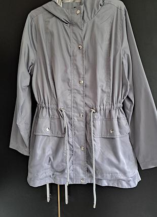 Серая куртка с серебряной фурнитурой