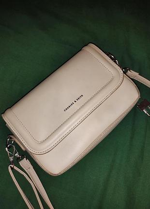 Женская бежевая сумочка-клатч charles &amp; keith