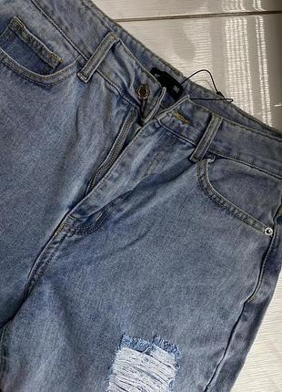 Блакитні джинси рвані