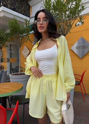 Летний костюм с шортами и рубашкой