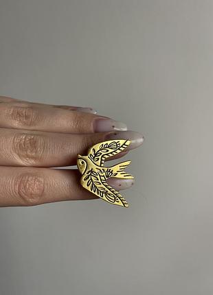 Пін значок металевий брошка золота ластівка