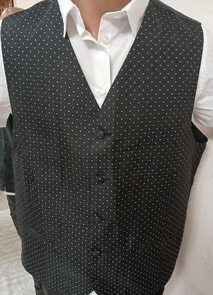 Жилет мужской костюмный, классический, фирменный из легкой ткани.