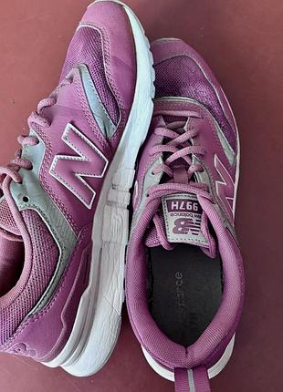 Кроссовки спортивные