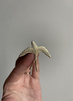 Металева брошка політ ластівки