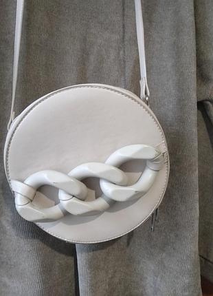 Кругла сумочка на плече