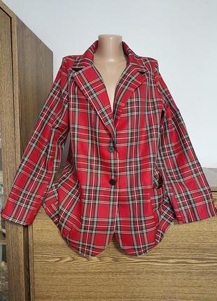 Пиджак на пуговицах