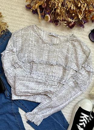 Оригінальна вкорочена мережевна блуза вільного крою з рюшами в біло-сірому кольорі