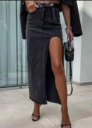 Чорна жіноча джинсова спідниця з розрізом