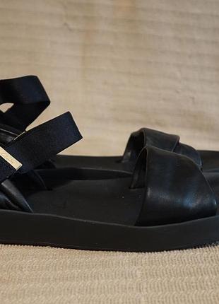 Легкие ортопедические черные кожаные босоножки на плоской подошве clarks англия 41 р. ( 27 см.)