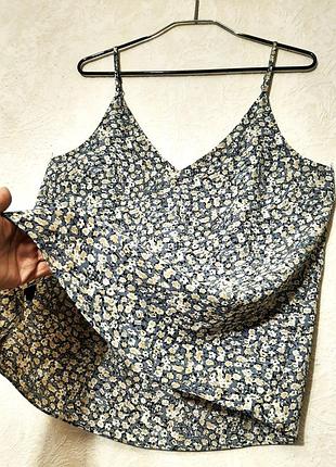 Легкая блуза-топ майка женская primark на тонких бретельках шелковая летняя серая в цветы бежевые белые