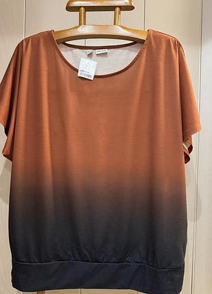 Футболка в наявності.