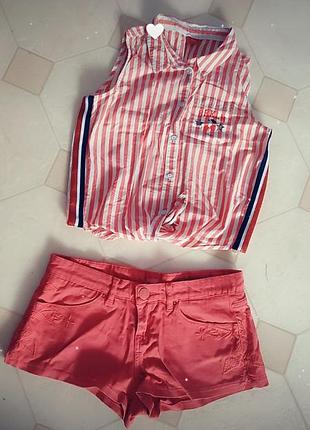 Укорочена футболка на завязках і шорти в подарунок