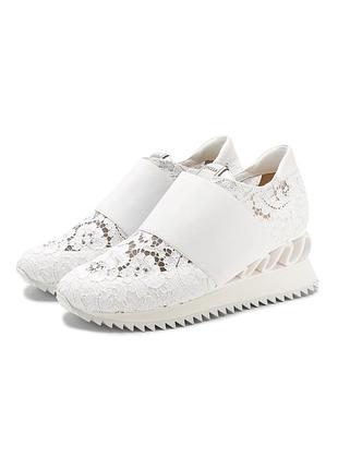 Белые кроссовки с кружевом и вставками