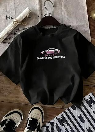 Чорна футболка з графічним принтом