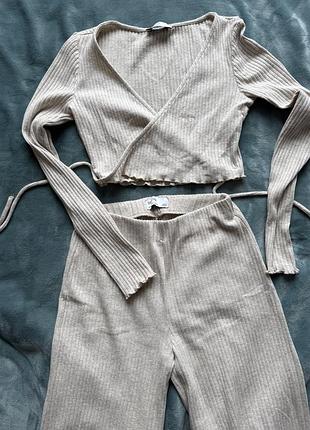 Трикотажний бежевий брючний костюм bershka, з широкими штанами