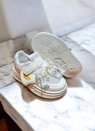 Нарядні білі кросівки на дівчинку