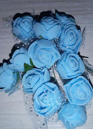 Миниатюрные искусственные розы с фатином на ножке голубые
