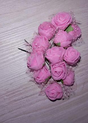 Миниатюрные искусственные розы с фатином на ножке розовые